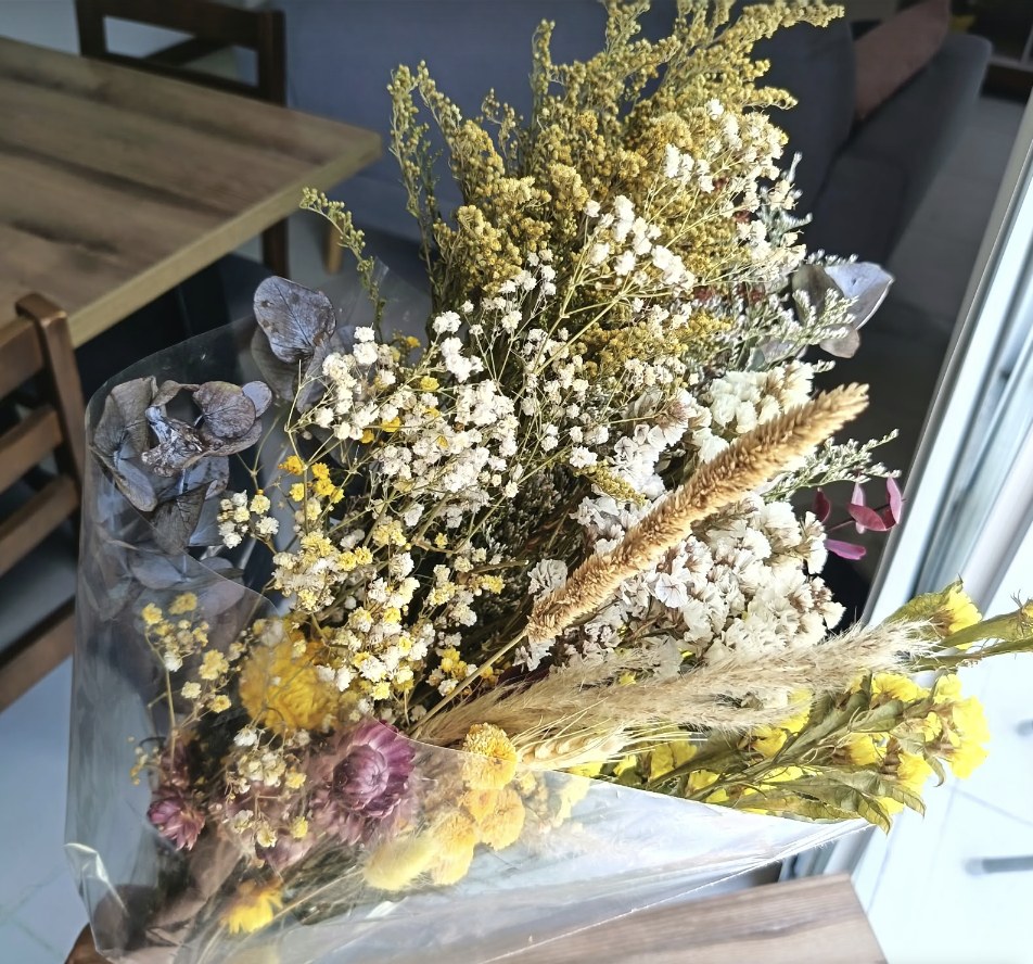 Eternidad dorada: Ramo de flores secas y follajes
