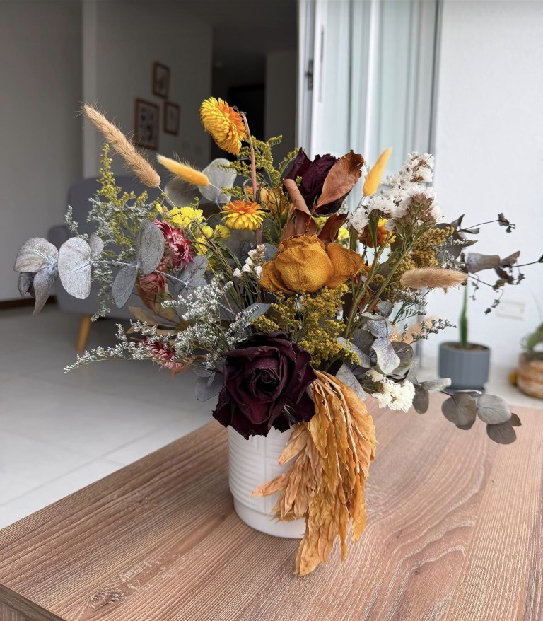 Melodía Floral: Jarrón de cerámica blanco · 40 cm
